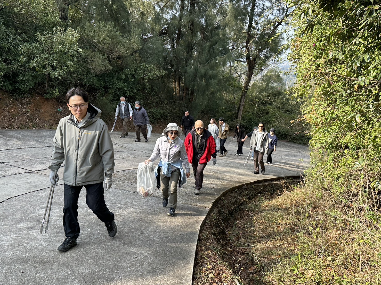 同仁走入太武山步道健行撿拾垃圾，以身作則守護環境，號召更多人共同實踐垃圾不落.jpg