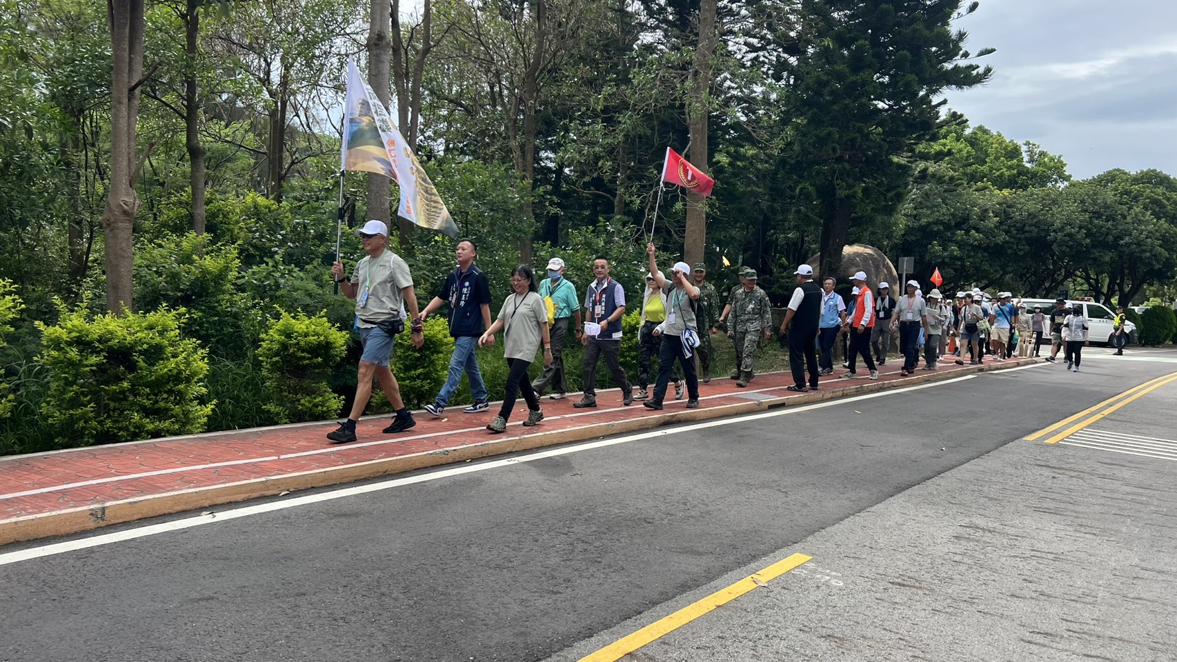 參與民眾自翟山坑道出發,沿途走訪銅牆山、歐厝沙灘、珠山及古崗聚落等戰地景點,透過實地踏查體驗金門戰地歷史與人文風貌.jpg